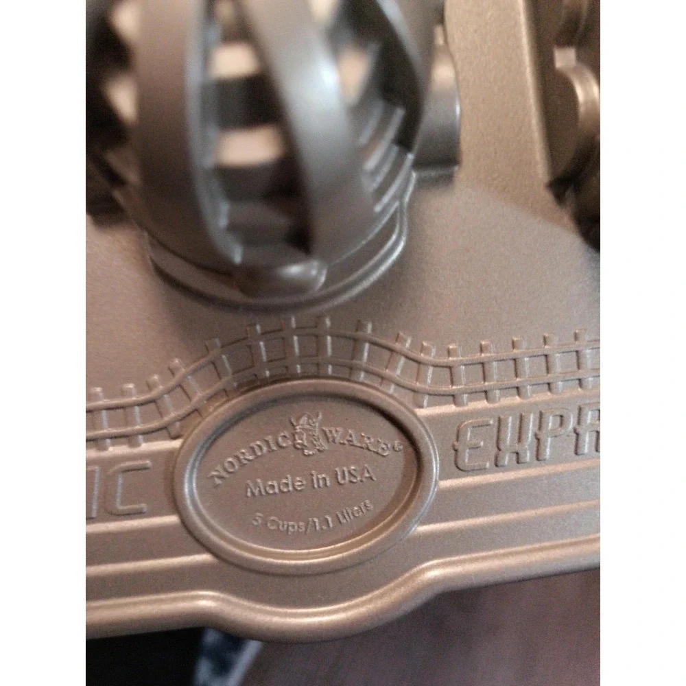 Williams Sonoma Nordic Express Train 6 Cars Cake Cakelet Bakeware Pan Made USA